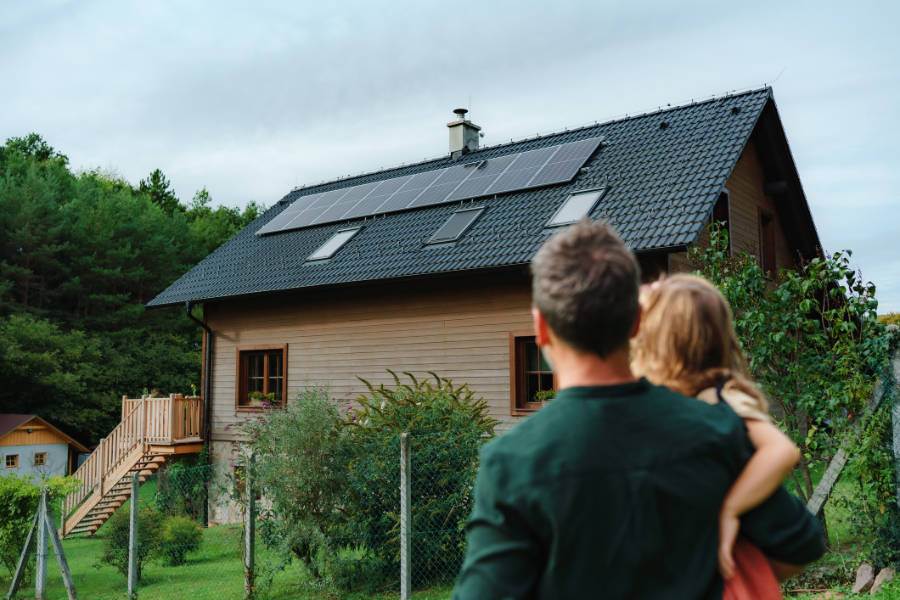 John Energiedach _ Photovoltaik Anlage auf Haus-Dach